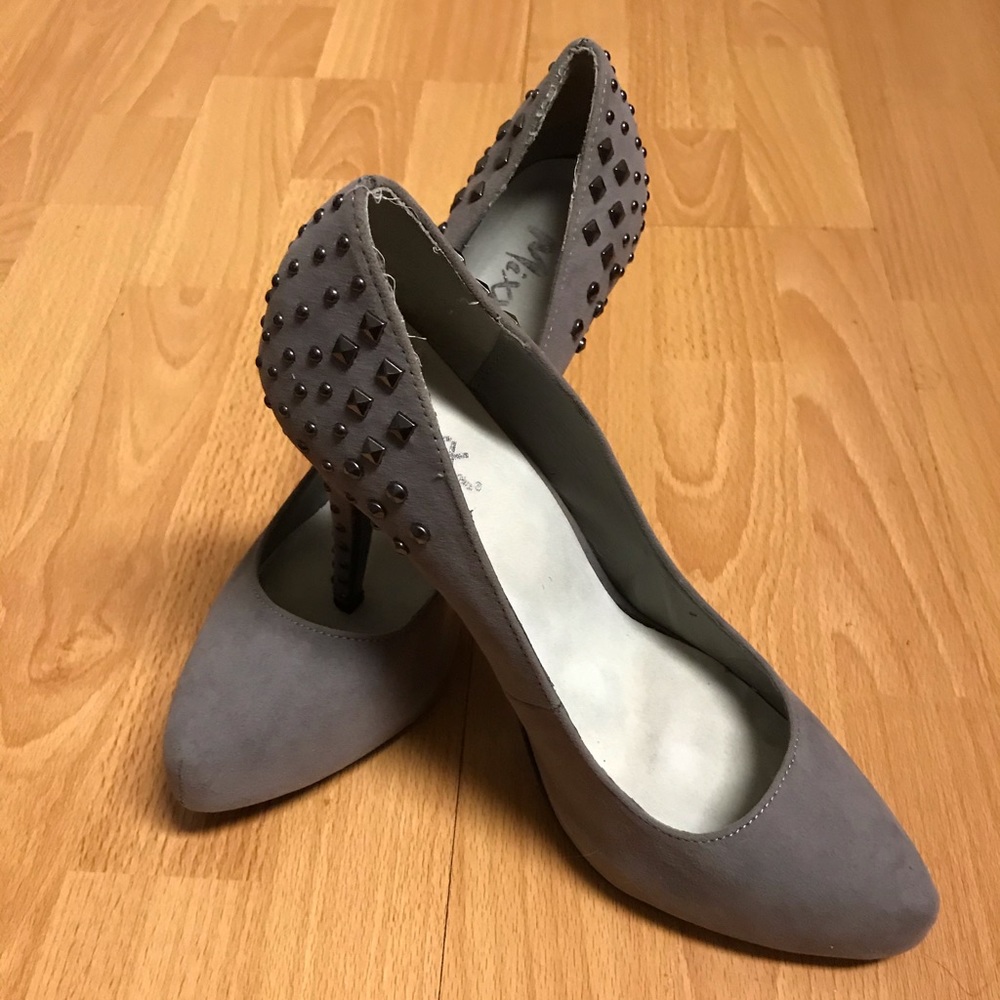 Gray studded Pumps